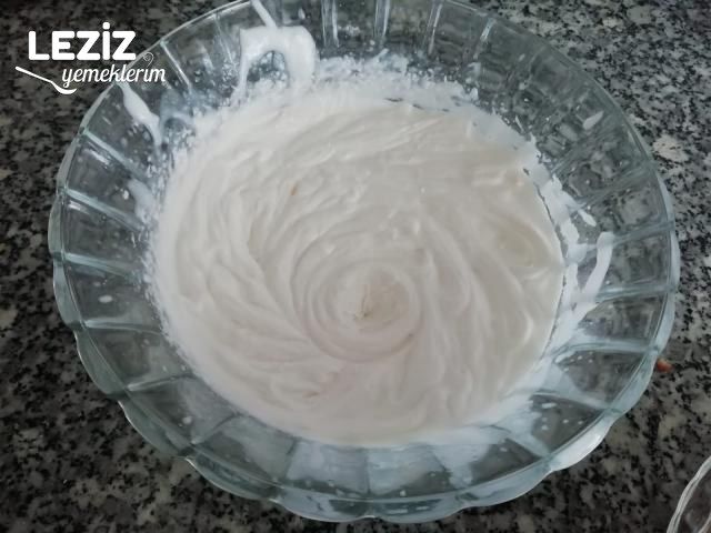 Kremalı Yaş Pasta Tarifi (4 Malzeme İle)
