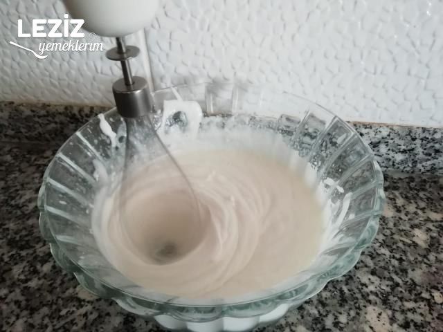 Kremalı Yaş Pasta Tarifi (4 Malzeme İle)