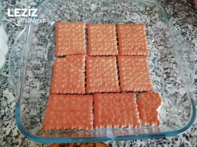 Kremalı Yaş Pasta Tarifi (4 Malzeme İle)