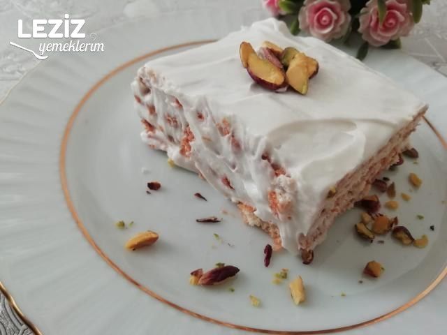 Kremalı Yaş Pasta Tarifi (4 Malzeme İle)