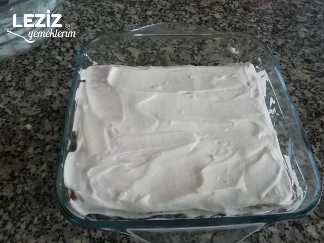 Kremalı Yaş Pasta Tarifi (4 Malzeme İle)