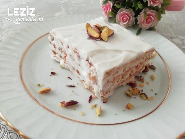 Kremalı Yaş Pasta Tarifi (4 Malzeme İle)