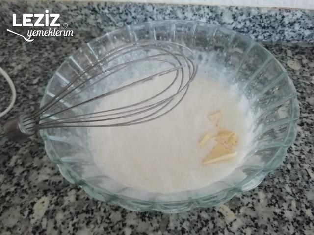 Kremalı Yaş Pasta Tarifi (4 Malzeme İle)