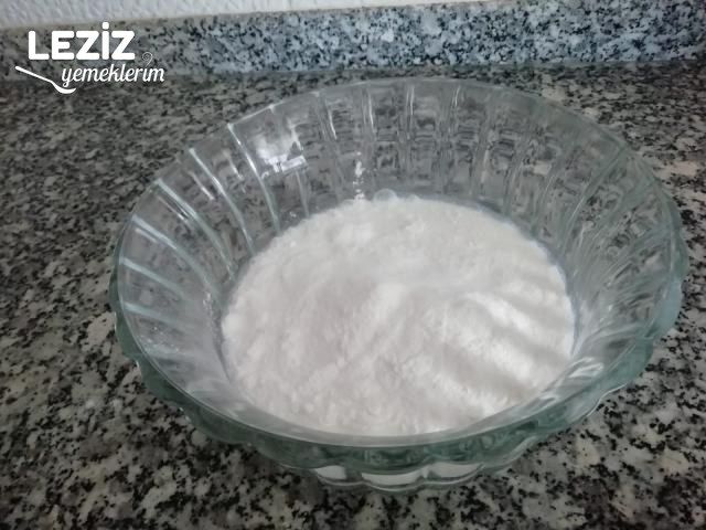 Kremalı Yaş Pasta Tarifi (4 Malzeme İle)