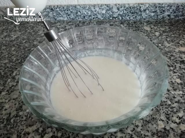 Kremalı Yaş Pasta Tarifi (4 Malzeme İle)