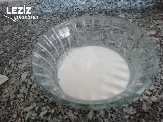 Kremalı Yaş Pasta Tarifi (4 Malzeme İle)