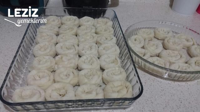 Lokmalık Peynirli Gül Böreği