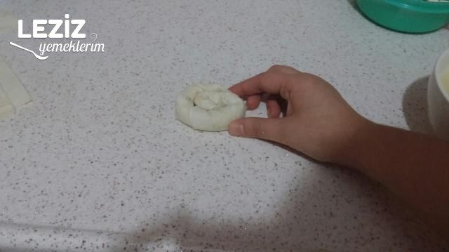 Lokmalık Peynirli Gül Böreği