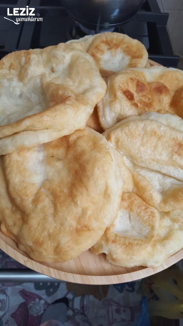 Altın Sarısı Renginde Anne Pişisi