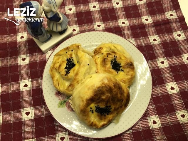 Tavuklu Gül Böreği