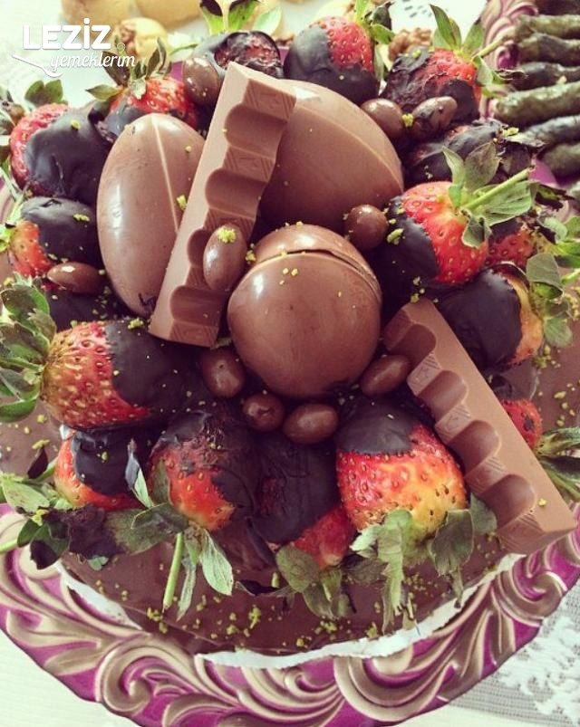 Bol Çikolatalı İki Katlı Yaş Pasta