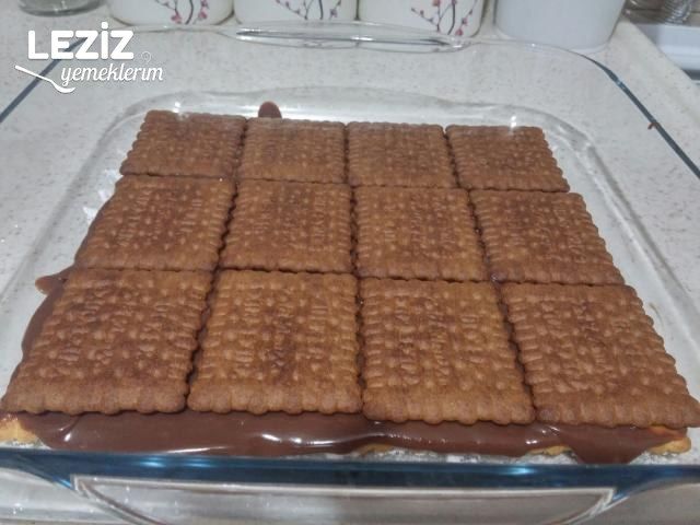 Çikolata Soslu Şipşak Bisküvi Pastası