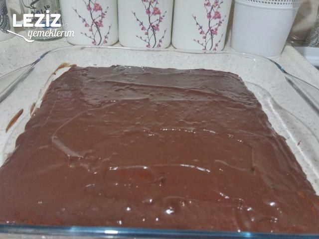 Çikolata Soslu Şipşak Bisküvi Pastası