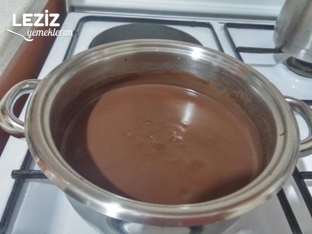 Çikolata Soslu Şipşak Bisküvi Pastası