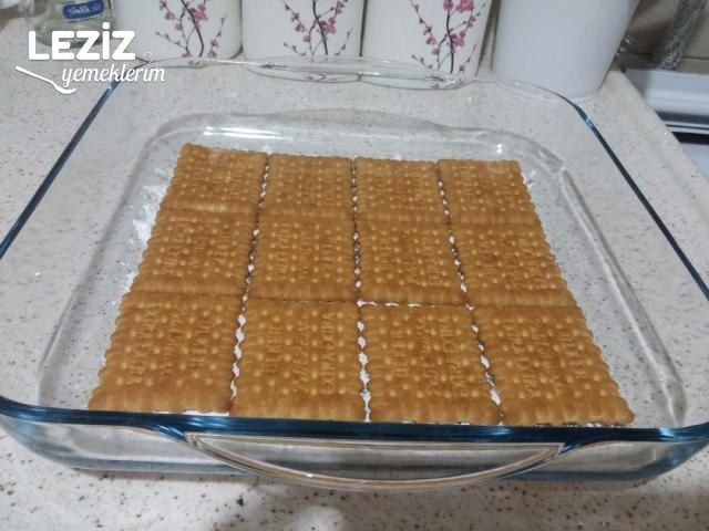 Çikolata Soslu Şipşak Bisküvi Pastası