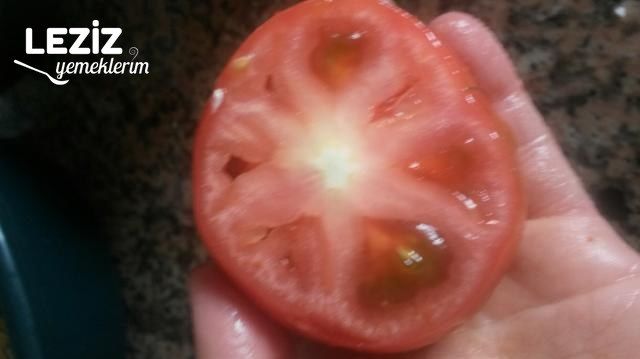 Domates Çanağında Lor Salatası