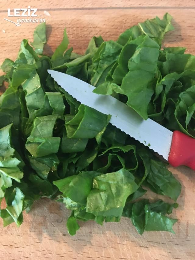 En Kolayından Ispanaklı Kıymalı Börek