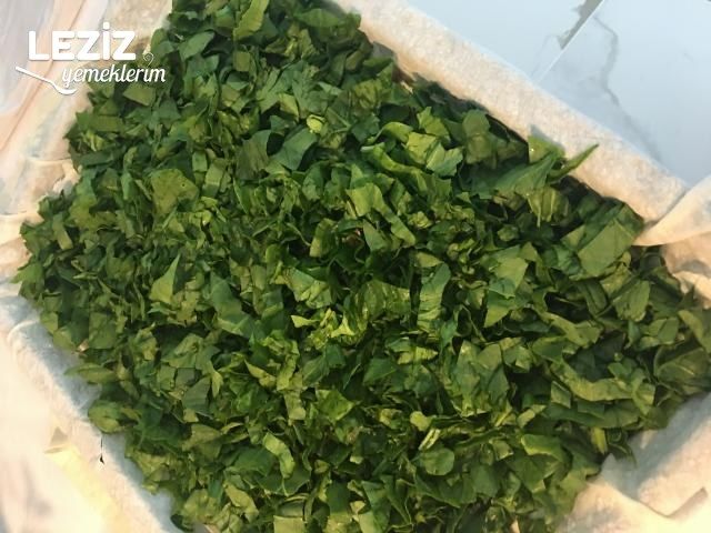 En Kolayından Ispanaklı Kıymalı Börek