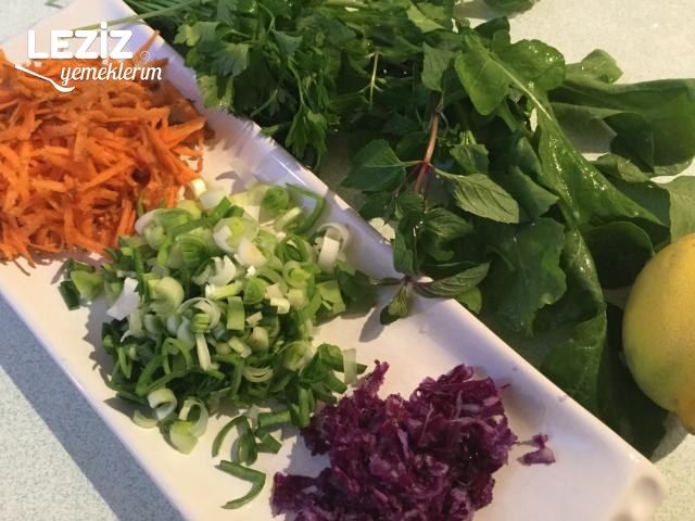 Kırmızı Lahanalı Havuçlu Pırasalı Kısır