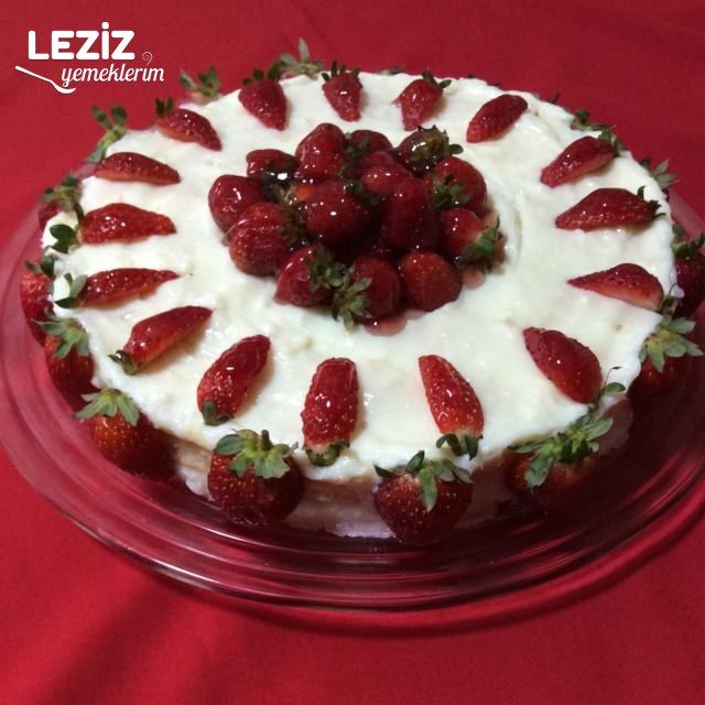 Kedidiliyle Çilekli Yaş Pasta