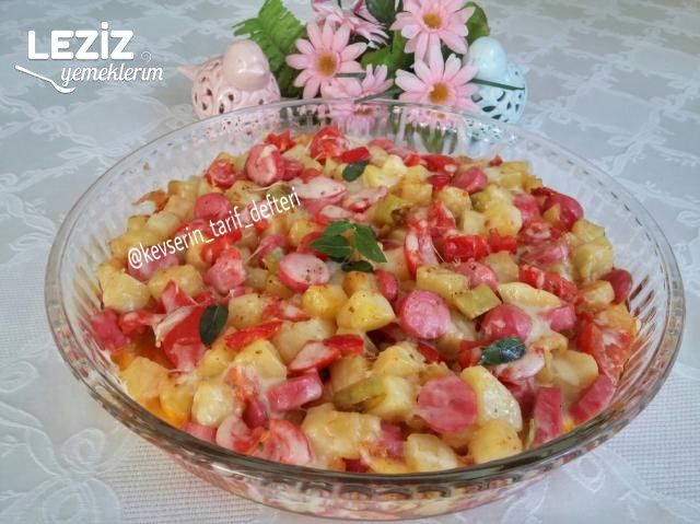 Sucuklu Sosisli Kaşarlı Patates Kavurması