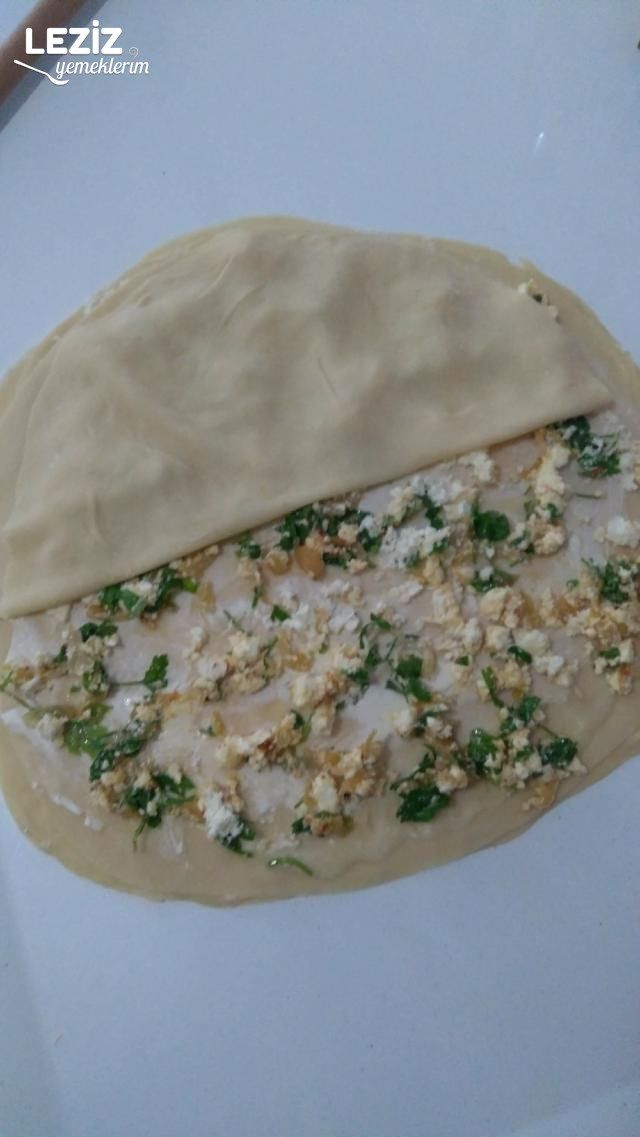Peynirli Soğanlı El Açması Börek