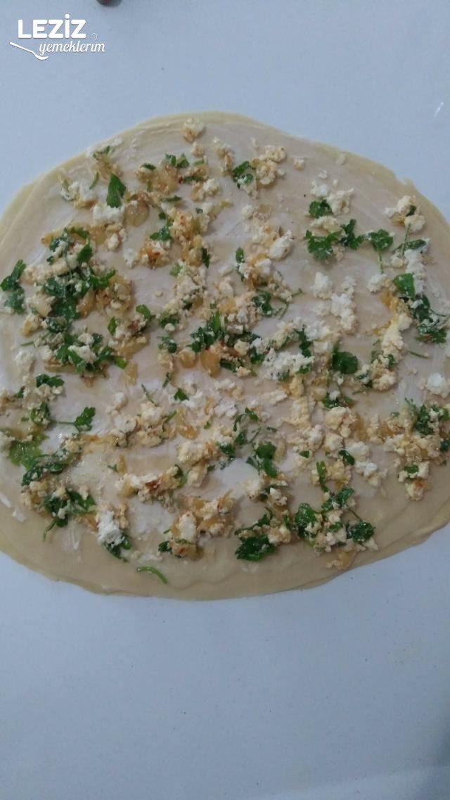 Peynirli Soğanlı El Açması Börek