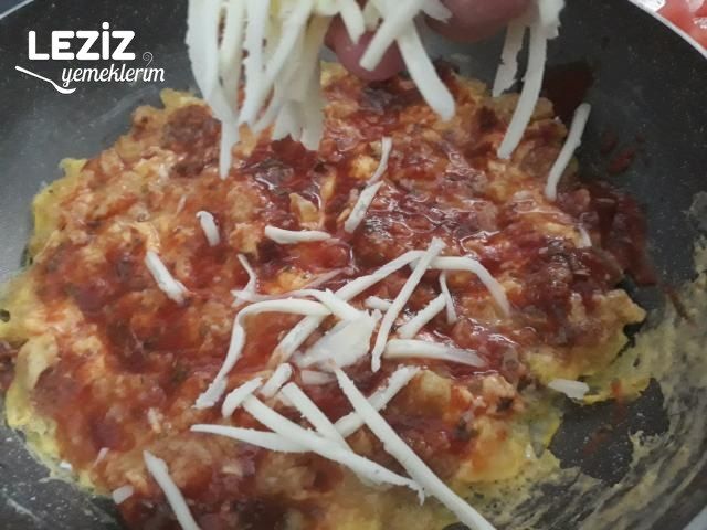 Kahvaltıya Omlet Tabanlı Pizza