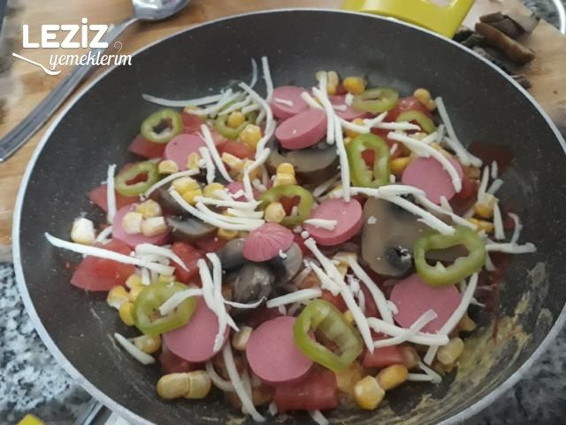 Kahvaltıya Omlet Tabanlı Pizza