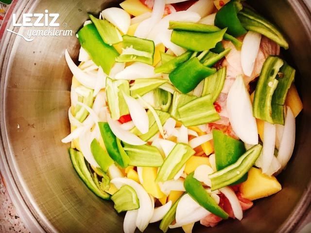 Tencerede Tavuklu Patates Tava Yemeği