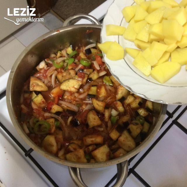 Zeytinyağlı Patatesli Patlıcan Yemeği