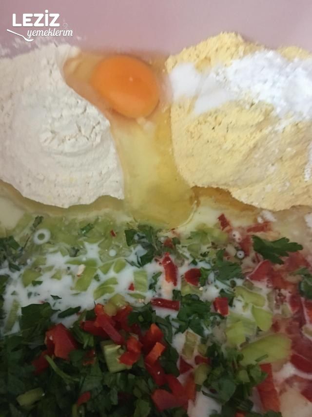 Beyaz Peynirli Biberli Mısır Ekmeği