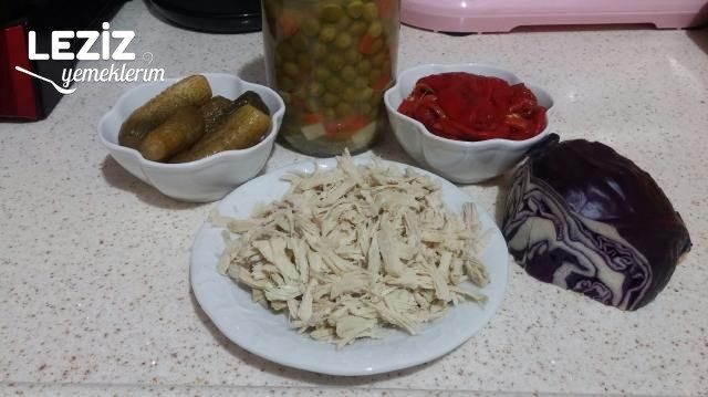 Garnitürlü Tavuklu Nefis Salata Tarifi