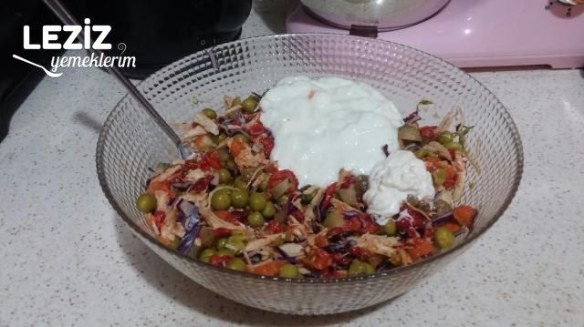 Garnitürlü Tavuklu Nefis Salata Tarifi