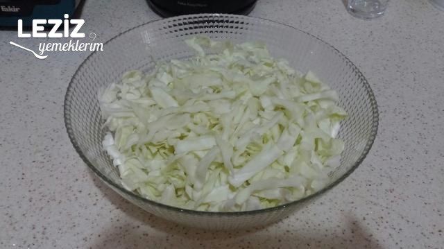 Harika Yoğurtlu Lahana Salatası Tarifi