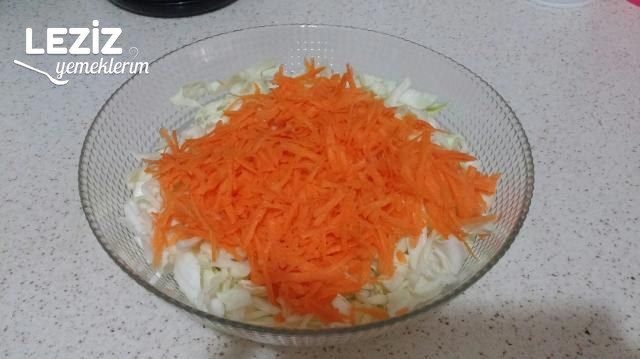 Harika Yoğurtlu Lahana Salatası Tarifi