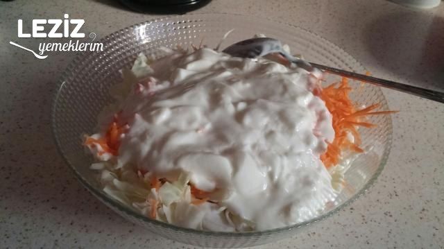 Harika Yoğurtlu Lahana Salatası Tarifi
