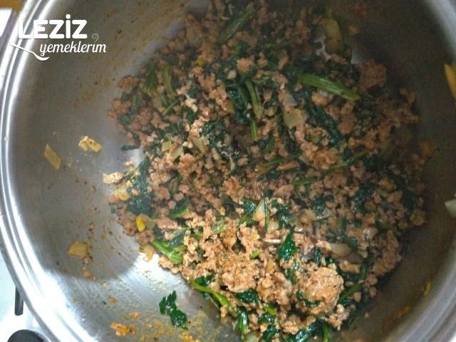 Kıymalı Ispanaklı Kol Böreği