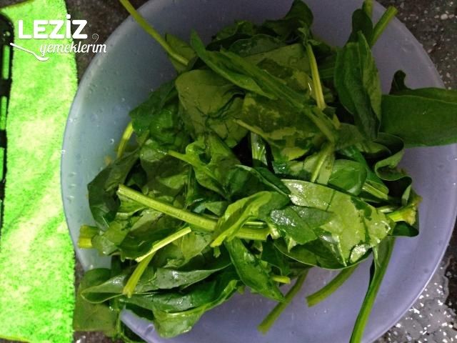 Kıymalı Ispanaklı Kol Böreği