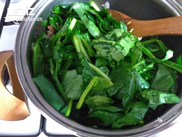 Kıymalı Ispanaklı Kol Böreği