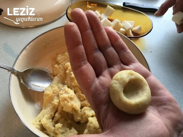 Tel Şehriyeli Patates Köftesi