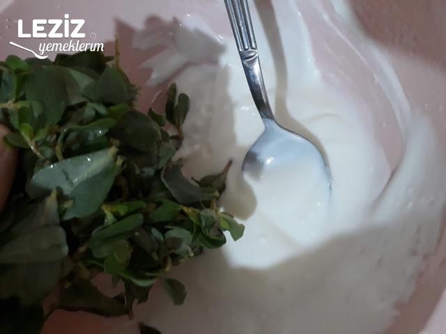 Yoğurtlu Semizotu Salatasının Tarifi