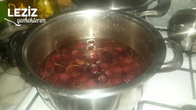 Ev Yapımı Kiraz Suyu