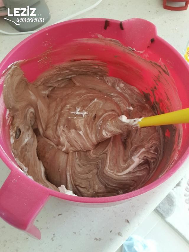 Hamuru Krem Şantili Fındıklı Kek