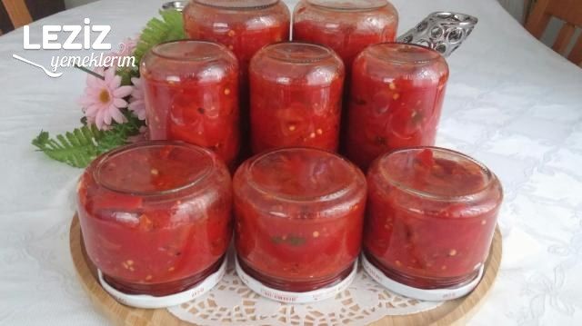 Kışlık Domatesli Közlenmiş Biber Salatası