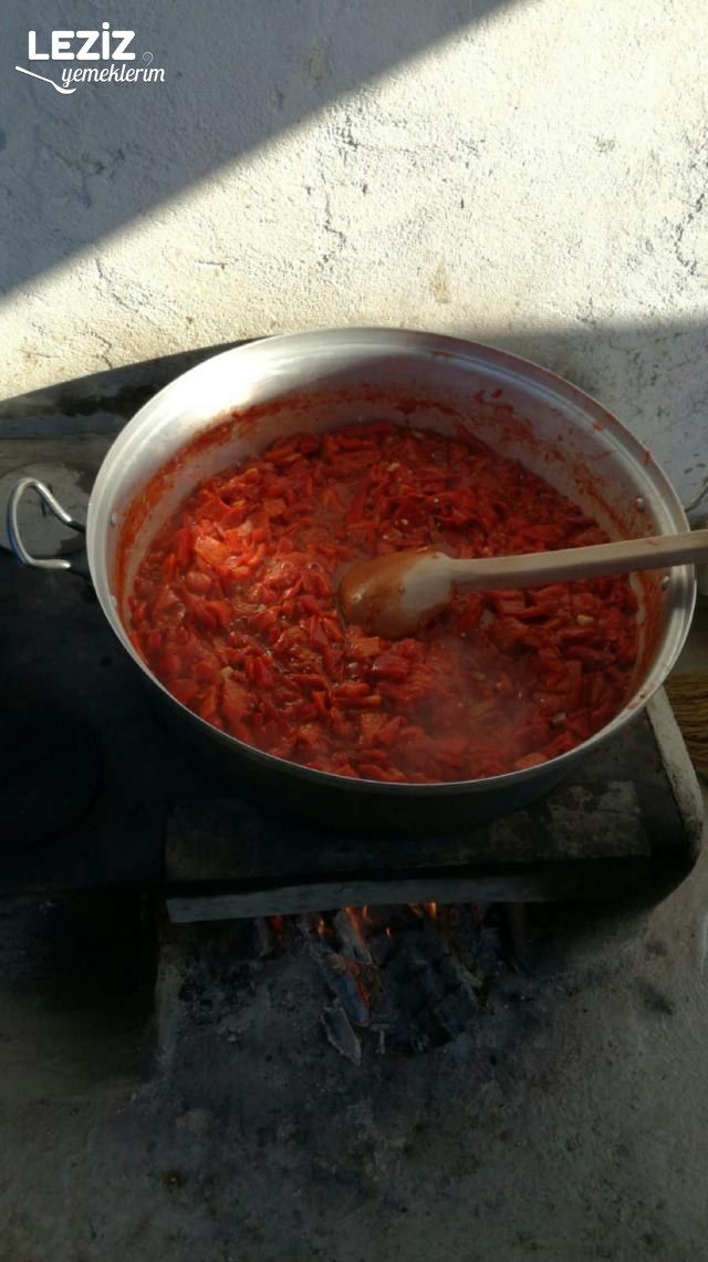 Kışlık Domatesli Közlenmiş Biber Salatası