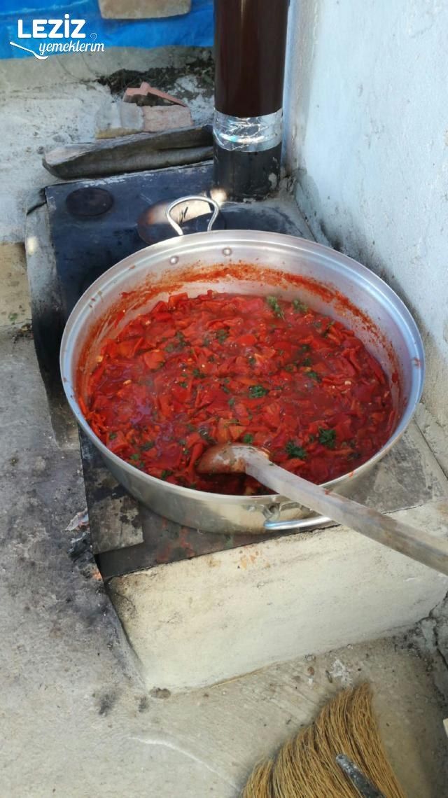 Kışlık Domatesli Közlenmiş Biber Salatası