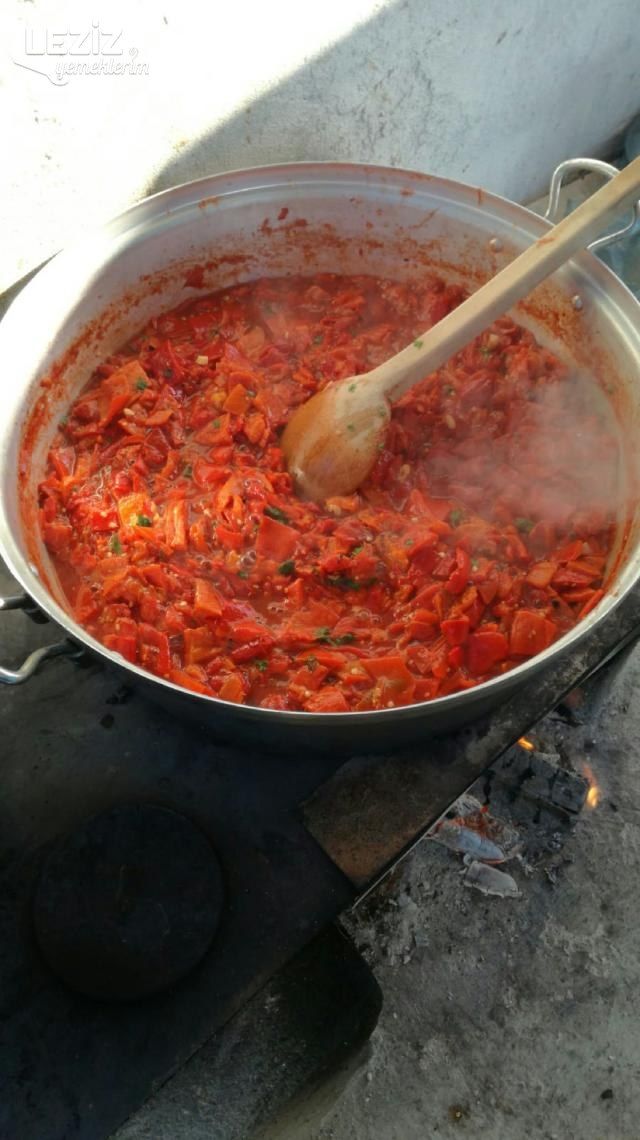 Kışlık Domatesli Közlenmiş Biber Salatası