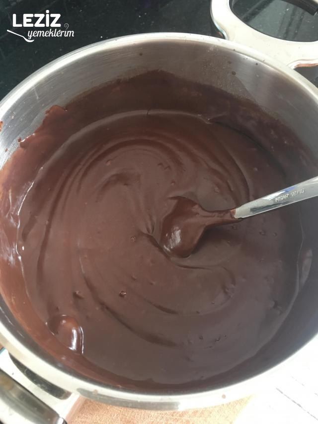 Kolay Kremalı Çilekli Çikolatalı Pasta