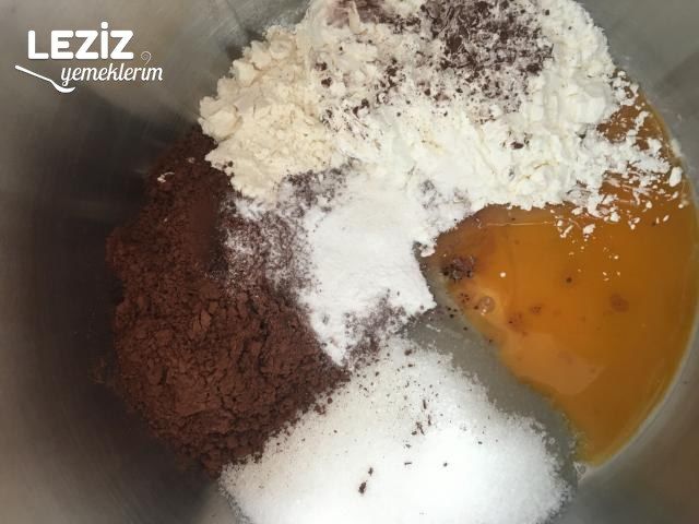 Kolay Kremalı Çilekli Çikolatalı Pasta